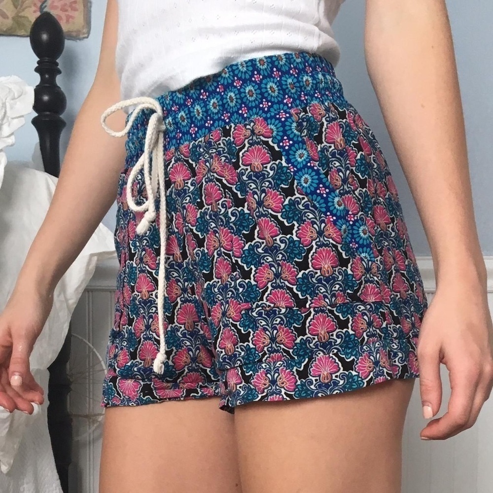Lily White Floral Patterned Shorts with Drawstring Size Small